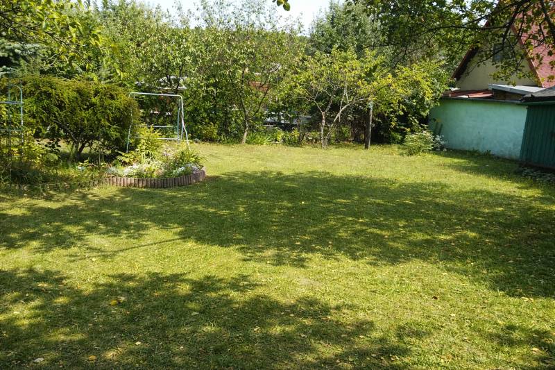 Záhradný kútik s kvetinovým záhonom.png